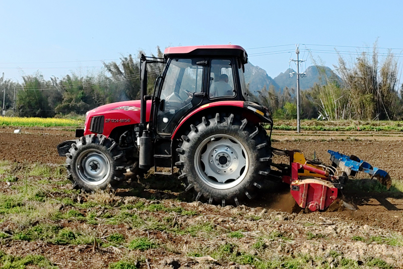 农机手驾驶大型拖拉机在高效作业。