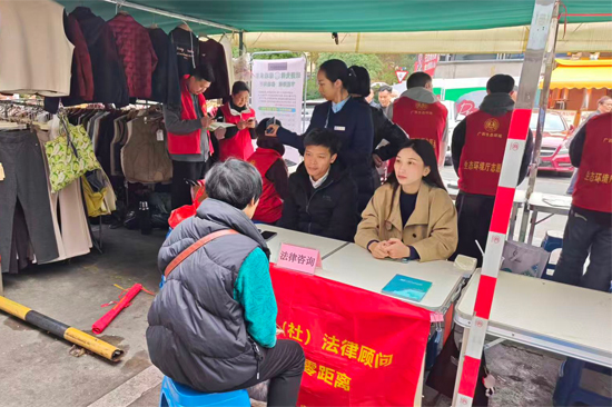 律师在屯里社区接受群众法律咨询。林子靖摄