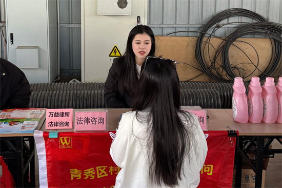 律师在屯里社区接受群众法律咨询。林子靖摄