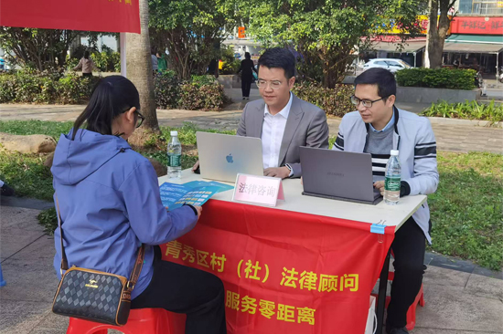 律师在通福社区接受群众法律咨询。林子靖摄