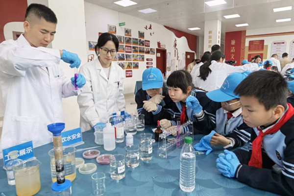 工作人员带领小朋友开展科普小实验。韩沛摄