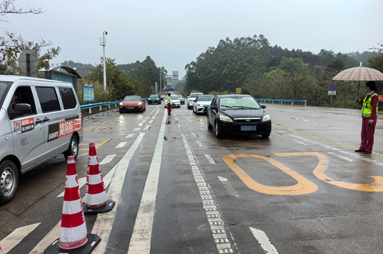 指挥疏导车辆。陆龙健摄