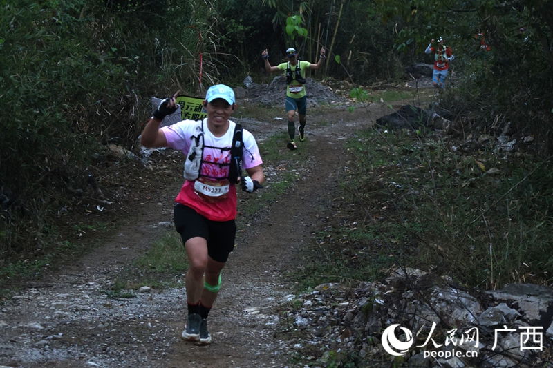 选手们在赛道上奋力奔跑。人民网 庞惠文摄