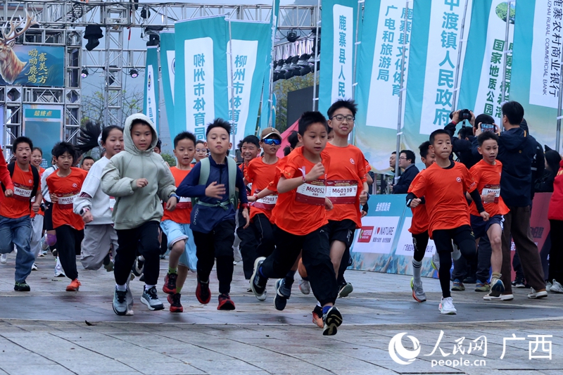 小选手们活力起跑。人民网 庞惠文摄