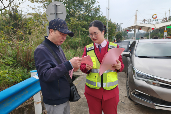 服务升温，当好振兴“宣传员”。陆龙健摄