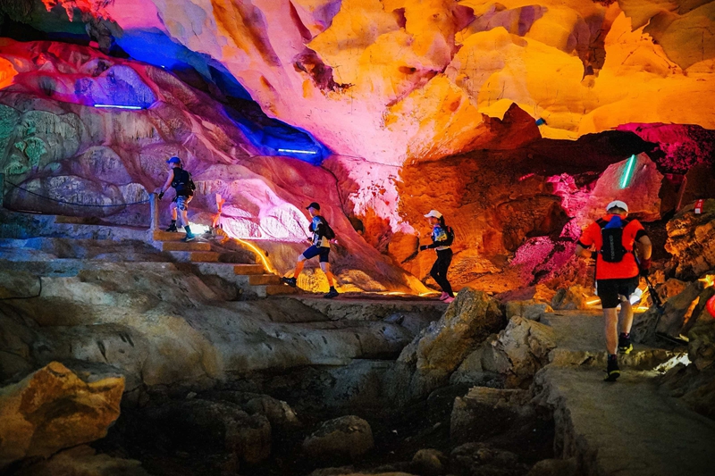 選手們在溶洞中穿行。鹿寨縣委宣傳部供圖