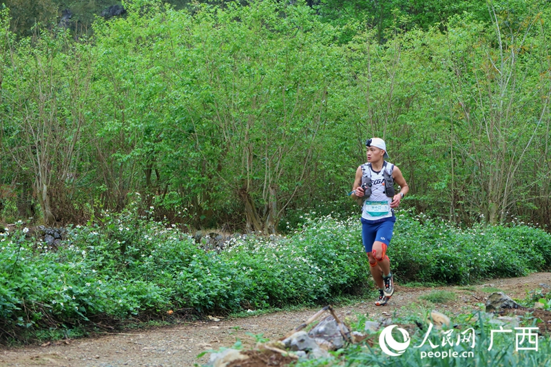 選手在山野小徑上奔跑。人民網 龐惠文攝