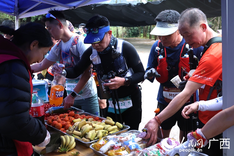 選手們在補給站補充體力。人民網 龐惠文攝