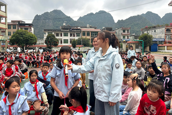 学生积极抢答知识快问快答。黄丽电摄