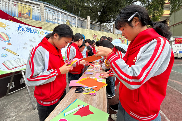 学生制作“绿书签”活动现场。黄丽电摄