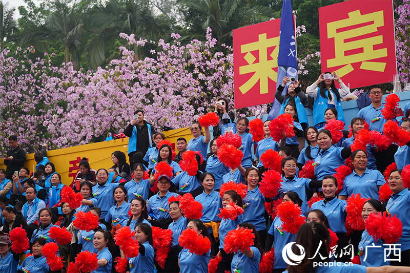 比赛现场球迷观众热情高涨。人民网 梁章晖摄