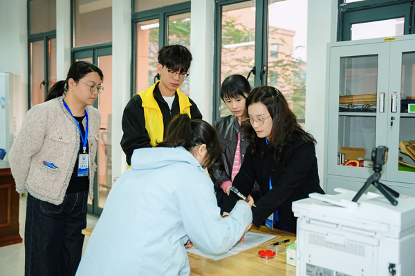 参赛队伍抽签。广西国际商务职业技术学院供图