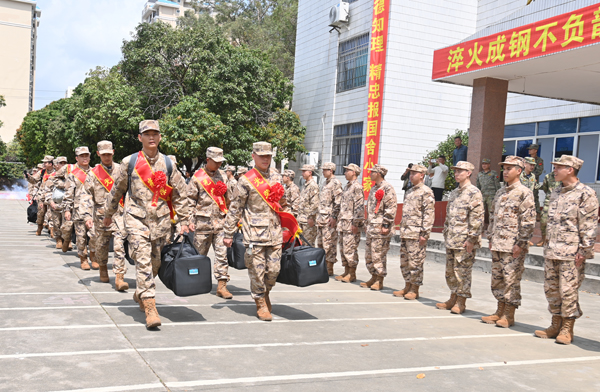 新兵啟程奔赴軍營