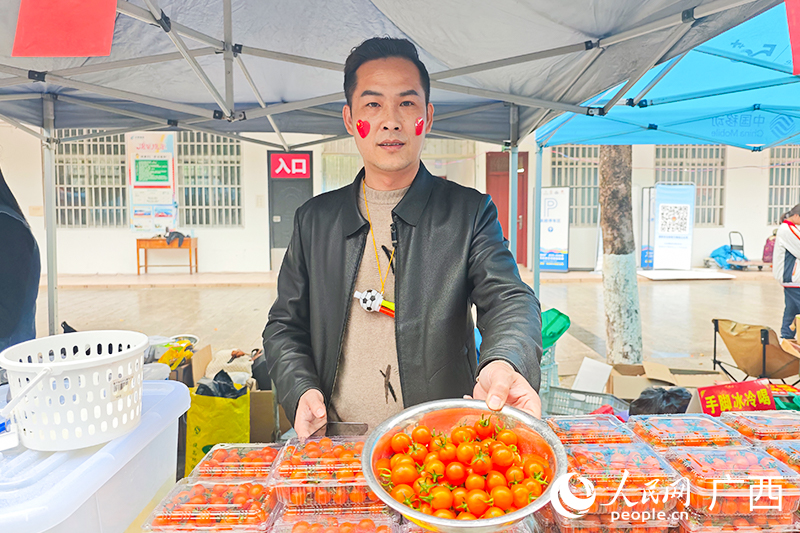 商家推销农产品。人民网 梁章晖摄