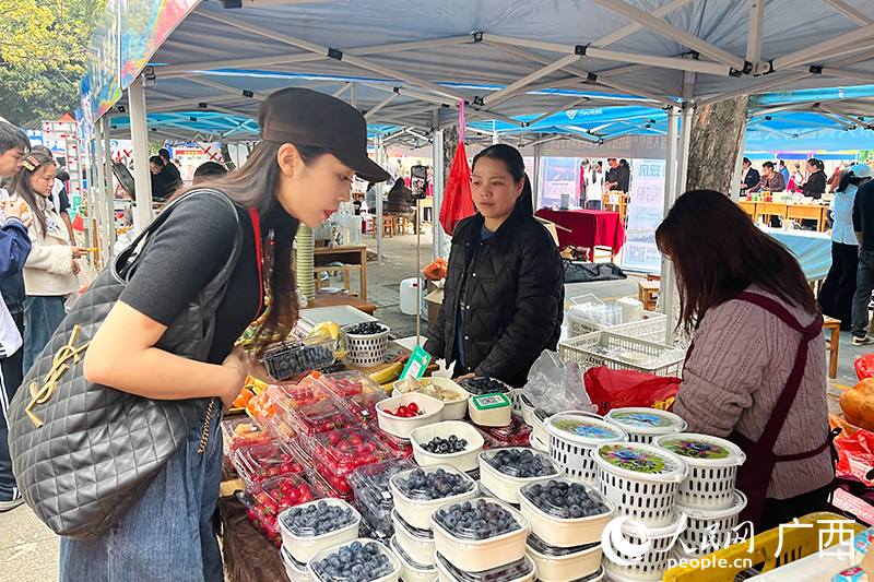 商家推销农产品。人民网 韦欢摄