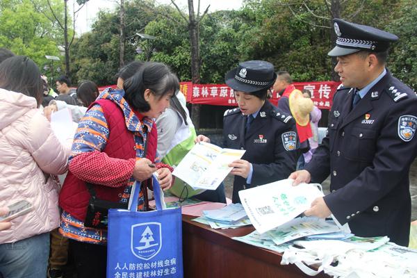 民警在活动中向群众宣传保护鸟类、非法捕捞等生态环境保护知识。