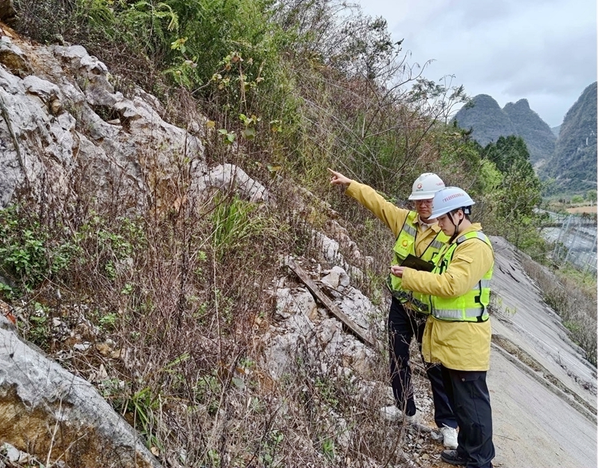 养护工程师正在巡查边坡。覃伊摄