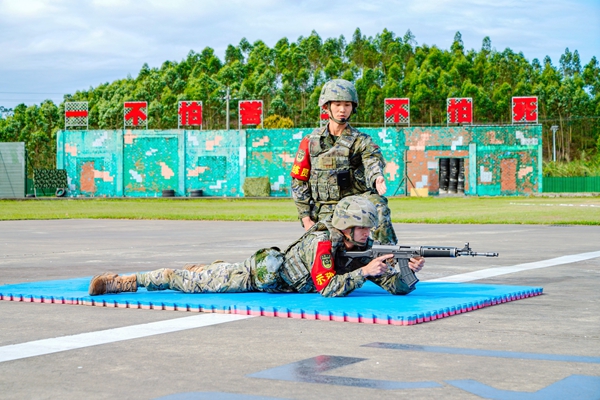 教练员正在为参训官兵讲解射击动作要领。