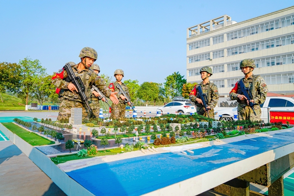 教练员正在为参训官兵演示班组战术协同组训方法。