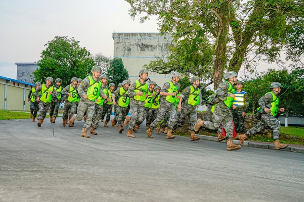 参训官兵正在进行五公里武装越野考核。