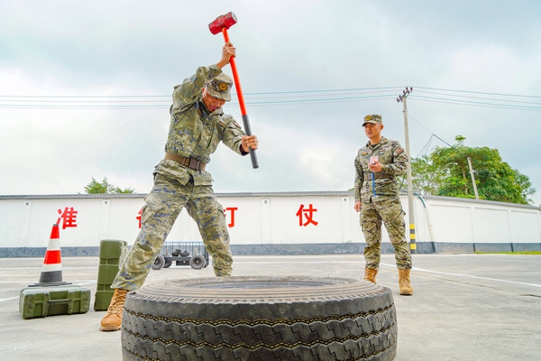 参训官兵正在进行战斗体能考核。