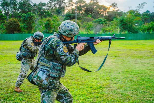 参训官兵正在进行自动步枪快速射击考核。