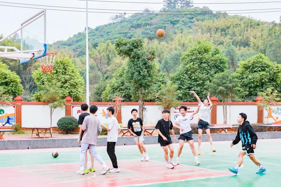 住在北流市馬嶺初級中學附近小區的居民、學生進校鍛煉。梁儉攝