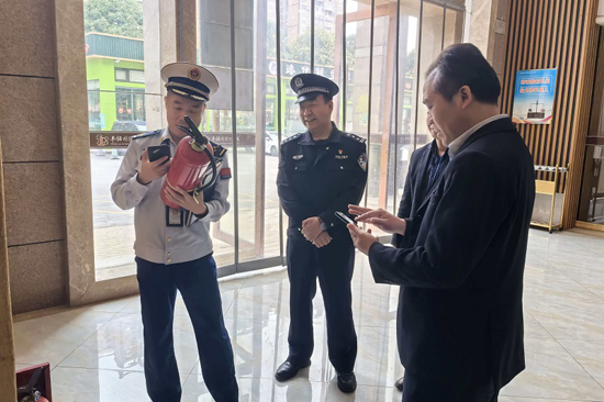 检查消防安全重点单位微型消防站灭火器