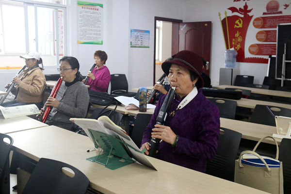 老人学习电吹管。韦永爱摄