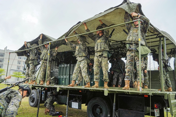 官兵們搭建宿營車。
