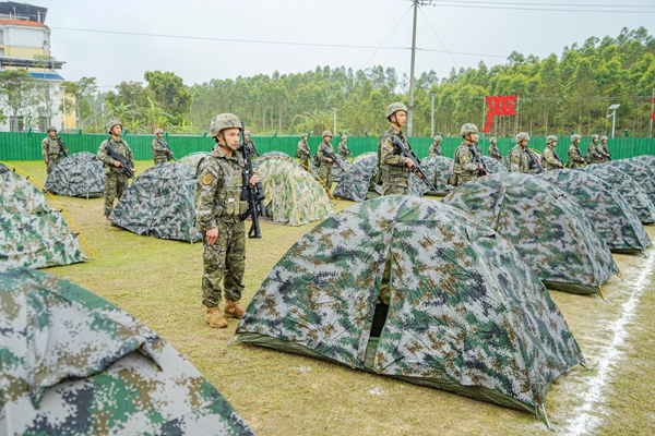 官兵們搭建好單兵帳篷。