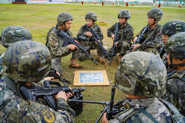 官兵們在研討戰術。