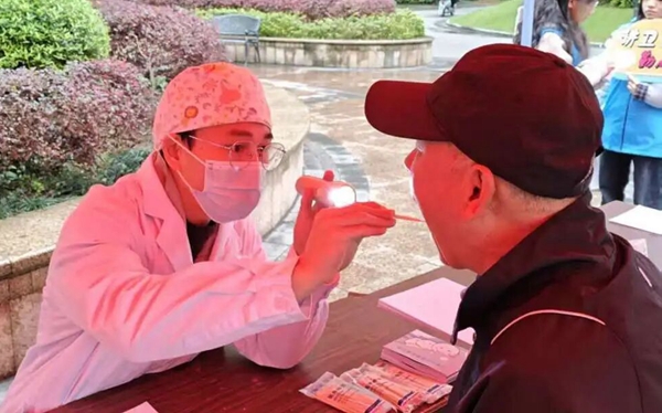 暖心服务进社区。桂林医科大学附属口腔医院供图