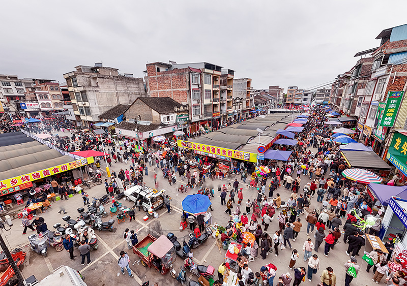 龙头乡烤猪美食街人头攒动,节庆烟火气与文旅消费活力双向迸发。吴特寺摄