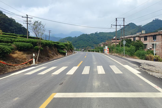国道241线昭平县西坪至三门滩路段西坪选段改造后。陆桂江摄