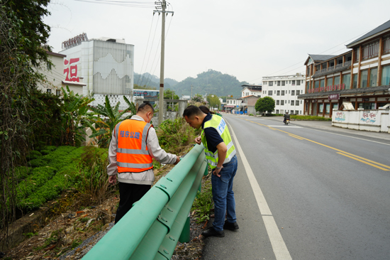 验收工作组对公路交安设施开展现场核查验收。农小燕摄