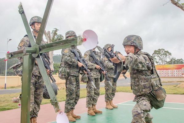 武警官兵在进行刺杀课目教学。