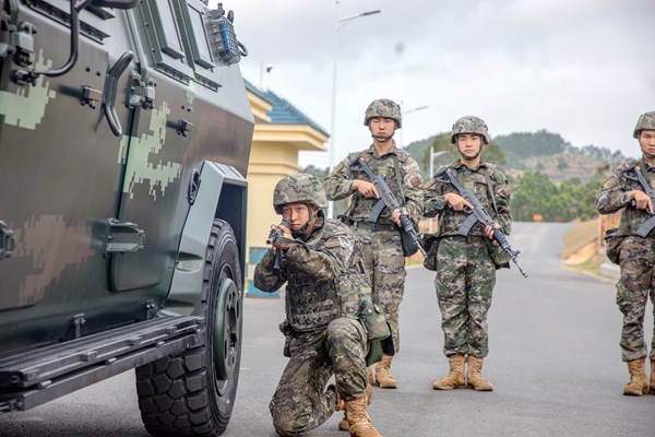 武警官兵在进行战术基础动作课目教学。