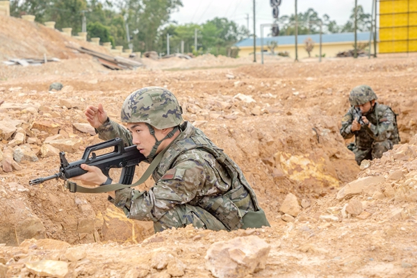 武警官兵在进行战术手语课目教学。