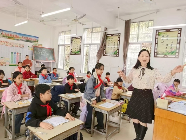 谢婉如老师在英语课上与学生互动。