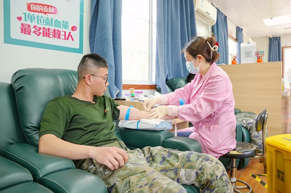 官兵正在献血。赖治华摄