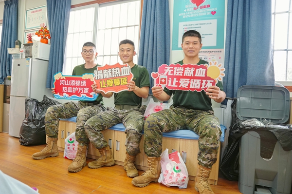 官兵合影留念。赖治华摄