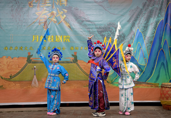 桂林灌陽中天文化藝術培訓學校的小朋友們在表演桂劇