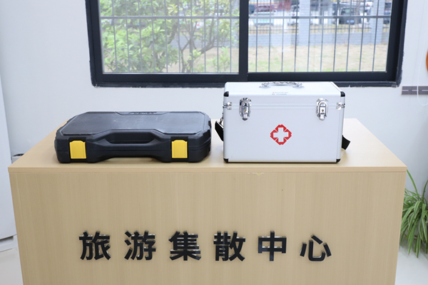站内配有便民医药箱及简易维修工具。张巧丽摄