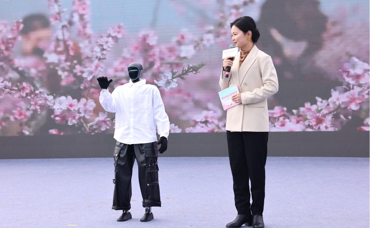 机器人在开幕式现场推介金安脆桃。