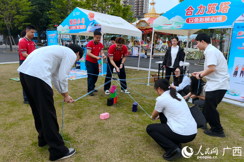 体验合力筑塔游戏。人民网记者 陈燕摄