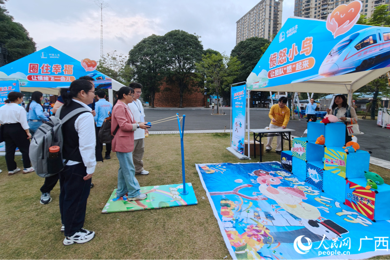 体验愤怒的小鸟游戏。人民网记者 陈燕摄