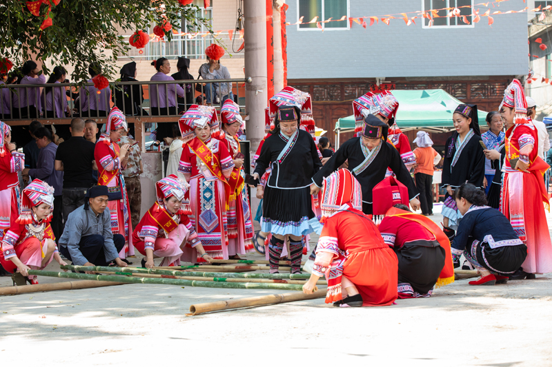 村民正在跳竹竿舞。赵文朝摄