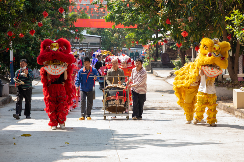 移民节游行现场。黄少鸿摄