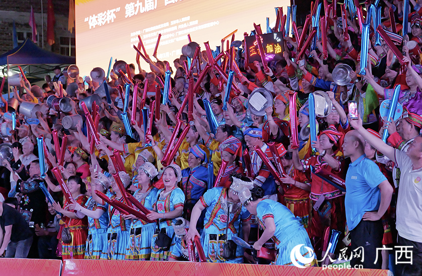现场观众呐喊助威。人民网 梁章晖摄